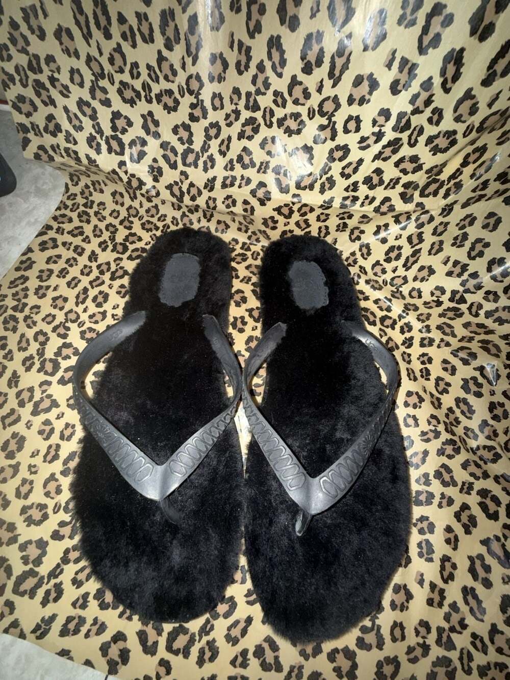 ✨ UGG Black Fuzzy Thong Sandals ✨ Cozy Core Shearling Slippers Size 10